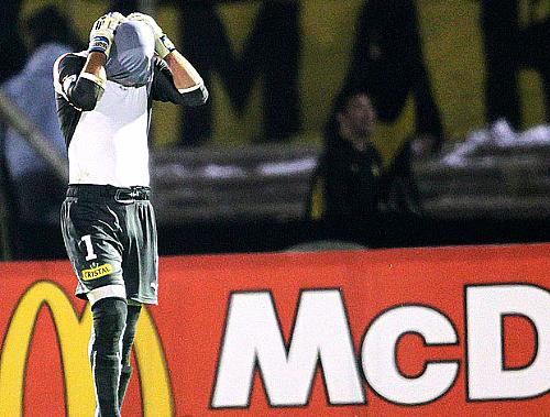 Paulo Garcés, goleiro do Universidad, lamenta após bobeada no segundo gol do Peñarol