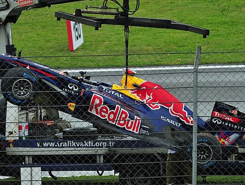 Carro de Sebastian Vettel é içado após o forte acidente forte no primeiro treino livre na Turquia