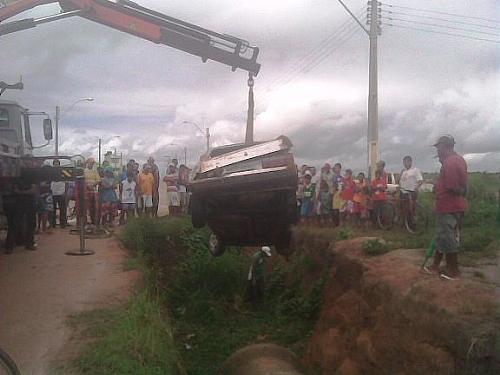 veículo cai em vala em São Miguel dos Campos
