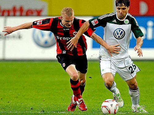 Meia Diego (à dir.) abandona Wolfsburg antes de partida decisiva no Campeonato Alemão