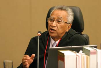 Desembargador Edivaldo Bandeira Rios durante sessão no Pleno do Judiciário Estadual