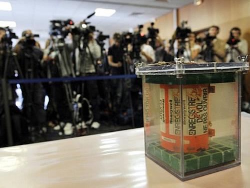 Uma das caixas-pretas do voo 447 é apresentada à imprensa durante entrevista coletiva nesta quinta (12), em Paris