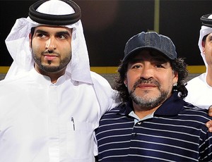 Maradona encontra um dos donos do Al Wasl na visita que fez a Dubai no fim de semana
