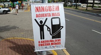 Protesto pelo preço da gasolina ocorre na orla de Maceió