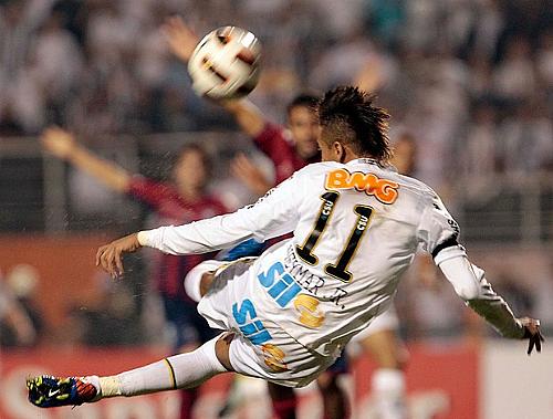Neymar brilha mais uma vez em campo pelo Santos