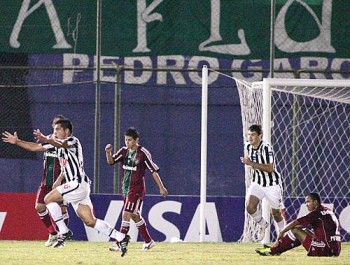 Jogadores do Libertad comemoram mais um gol no Defensores del Chaco
