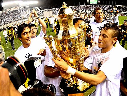 Jogadores do Santos com a taça de campeão paulista de 2011