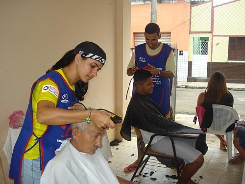 Corte de cabelo gratuito é uma das ações do projeto Trans Social