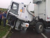 Acidente entre caminhão e carreta na BR-101