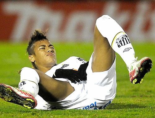 Neymar pouco apareceu no primeiro tempo da decisão no estádio Centenário, em Montevidéu