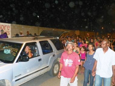 Enterro das crianças Yasmin e Gabriel reuniu centenas de pessoas em Delmiro Gouveia