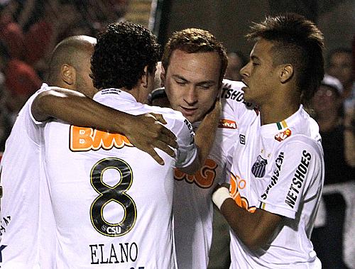 Jogadores comemoram o gol de Zé Love, o primeiro do Santos na partida