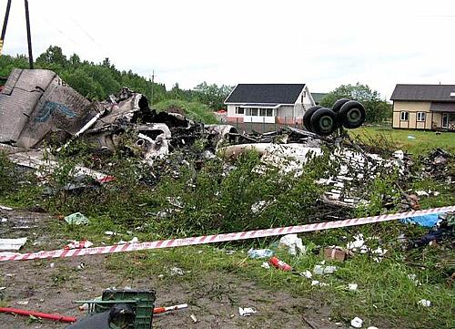 Imagem dos destroços do avião que caiu perto de Petrozavodsk (norte da Rússia) nesta terça-feira (21), divulgadas pelo Ministério de Emergências russo