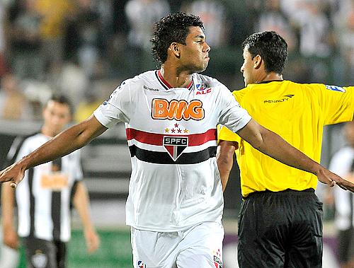 Casemiro comemora o gol único do São Paulo, mas que valeu a vitória
