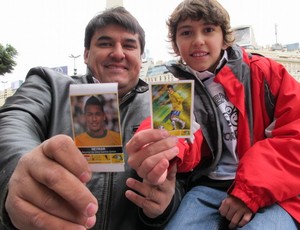 Pai e filho, argentinos, mostram figurinha do craque
