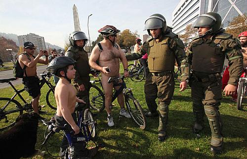 Ciclista sem roupa é detido por policiais em Santiago, no Chile