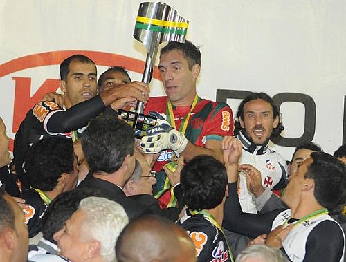 O capitão cruz-maltino, o goleiro Fernando Prass, levanta a tão sonhada taça acompanhado de Felipe: o inédito troféu, enfim, vai para São Januário