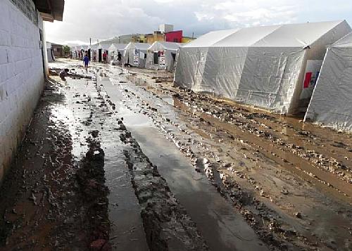 Desabrigados vivem em meio à lama e falta de condições de higiene