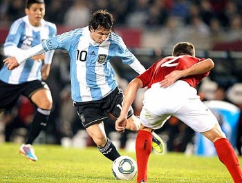 Messi domina a bola no gramado do estádio Monumental de Nuñez na partida contra a Albânia