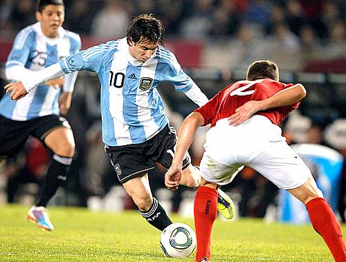 Messi domina a bola no gramado do estádio Monumental de Nuñez na partida contra a Albânia