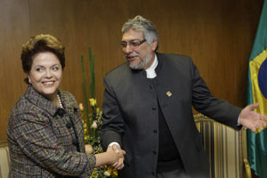 Dilma foi recebida por Lugo na entrada do Centro de Convenções