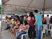Centenas de pessoas aguardam, diariamente, atendimento no Fórum Eleitoral, em Maceió