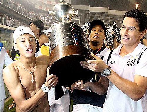 Comandados por Neymar e Ganso, jogadores do Santos fazem a festa na Vila Belmiro