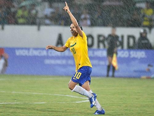 Marta comemora um de seus gols contra a seleção pernambucana