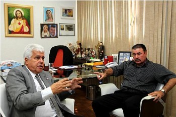 O encontro ocorreu no gabinete do prefeito, no bairro de Jaraguá