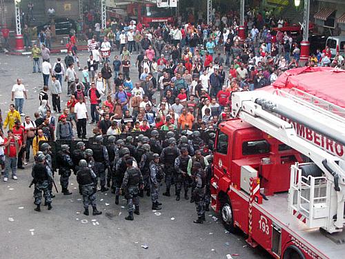 Bope invade quartel tomado por bombeiros no Centro do Rio.