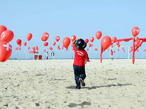 Foram espalhados 439 balões na praia de Copacabana, representando os bombeiros presos durante protesto