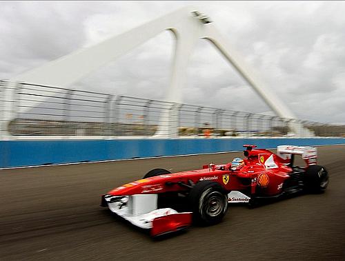 Alonso acelera sua Ferrari em Valência: mais rápido de sexta-feira