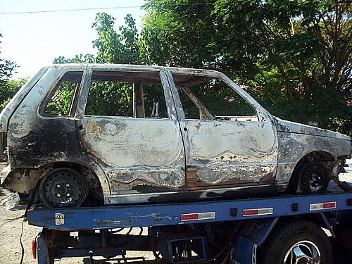 O veículo da vítima, um Uno, ficou completamente destruído pelo fogo