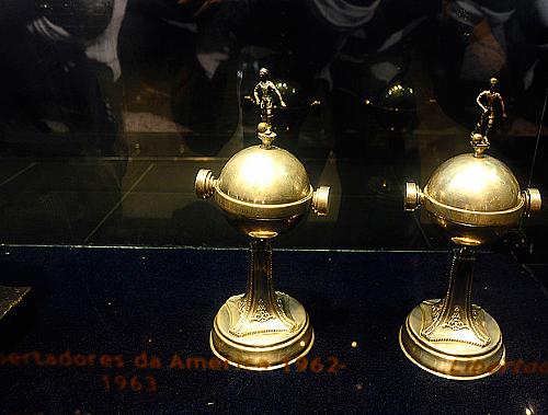 Com duas taças da Libertadores na sala de trofeús, Santos tem espaço para a terceira, que pode ser conquistada nesta quarta-feira, no Pacaembu