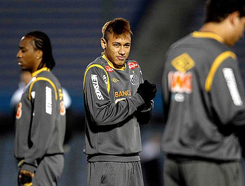 Neymar sente frio durante o treino do Peixe. Muricy confirma equipe para duelo desta quarta