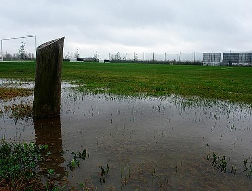 Campo principal de treinos tem muita água acumulada atrás do gol