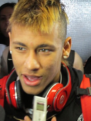 Neymar foi o mais assediado no embarque do Peixe