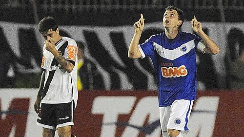 Montillo comemora seu bonito gol diante de um desolado Fagner