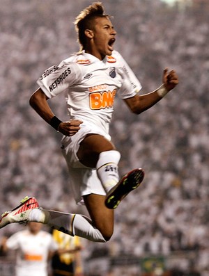 Neymar celebra gol da decisão da Libertadores