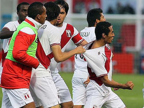 Peru marcou duas vezes na prorrogação, venceu a Colômbia por 2 a 0 e garantiu a primeira vaga na semifinal da Copa América