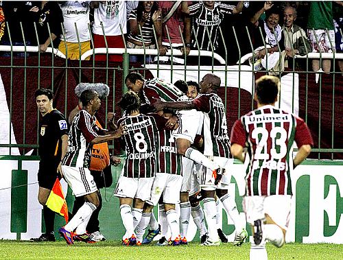 Jogadores do Fluminense comemoram o gol de Marquinho