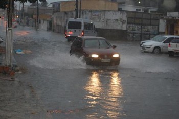 Chuvas alagaram várias ruas em Maceió