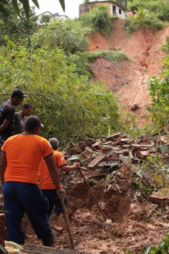 Deslizamento deixa quatro mortos em Camaragibe