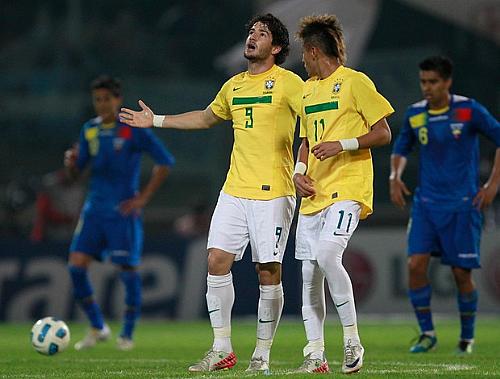 Pato e Neymar brilharam e garantiram o primeiro lugar para o Brasil no Grupo B