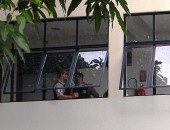 Policiais realizam escolta de menor em hospital