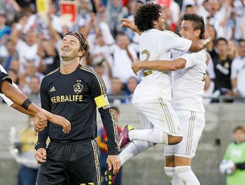 Marcelo e Joselu comemoram gol que contou com desvio de David Beckham
