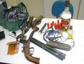 Polícia aprendeu armas e munições com acusados