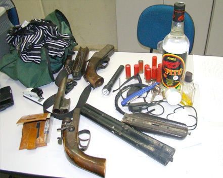 Polícia aprendeu armas e munições com acusados