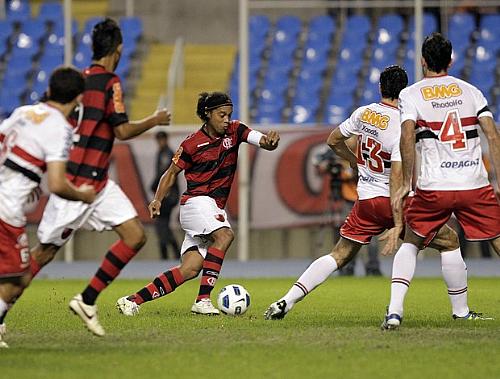 Ronaldinho deu trabalho para a defesa do São Paulo no primeiro tempo do jogo no Engenhão
