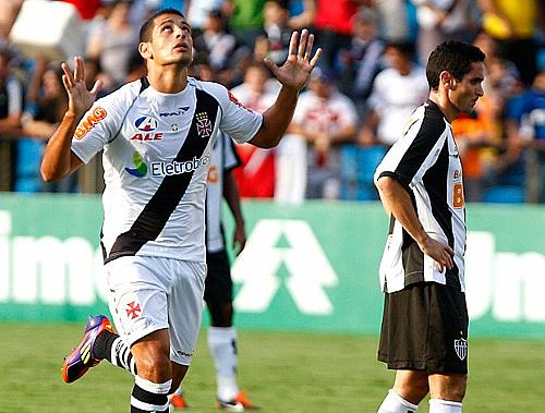 Diego Souza marca duas vezes contra o ex-clube